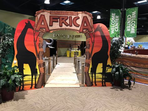 African Themed Decor, Africa Theme Party, African Safari Theme, Africa Party, Creative Booths, Lion King Costume, English Day, Africa Day, Coin Photo