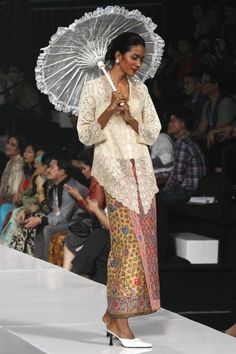 Kebaya Fashion Show, Kebaya Vintage, Indonesia Fashion Week, Kebaya Modern Dress, Jakarta Fashion Week, Pacific Place, Batik Kebaya, Kebaya Dress, Traditional Dresses Designs