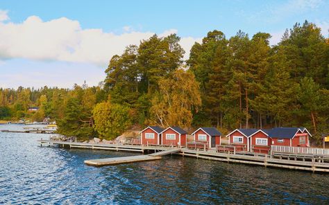 Stockholm Archipelago Islands, Passenger Clothing, Stockholm Archipelago, Youth Hostel, Places To Rent, Island Lake, Rocky Shore, Summer Destinations, Overnight Guests