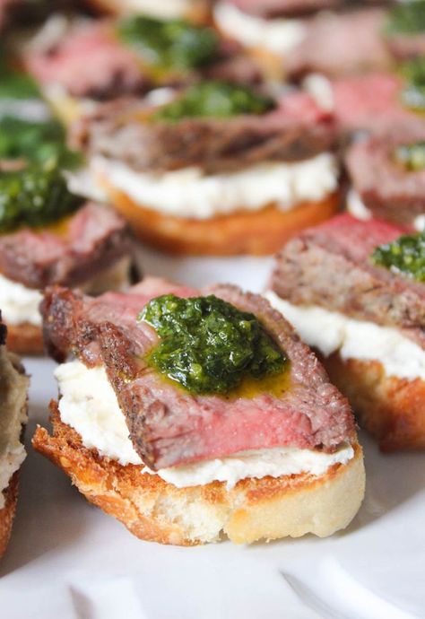 Beef Tenderloin Crostini with Whipped Goat Cheese and Pesto Beef Tenderloin Crostini, Tenderloin Crostini, Whipped Goat Cheese, Beef Tenderloin, Finger Food Appetizers, Party Food Appetizers, Yummy Appetizers, Appetizers For Party, Naan