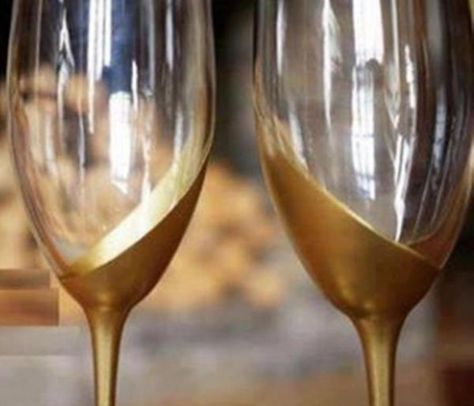 How to Decorate Wine Glasses and Champagne Flutes for Christmas #diy #christmasdinner #christmas Gold Champagne Glasses, Do It Yourself Quotes, Gold Champagne Flutes, Golden Globes Party, Decorated Wine Glasses, Diy Wedding Gifts, Painted Glasses, Gold Spray Paint, Gold Diy