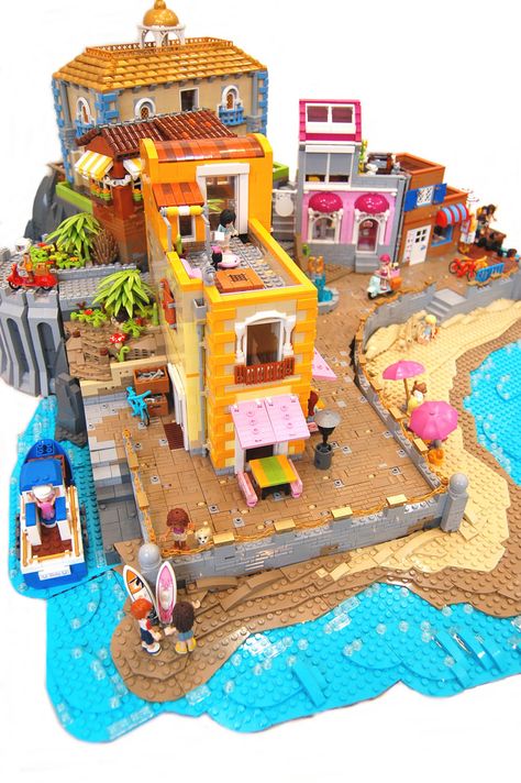 One of the best aspects of the LEGO Friends theme has been the selection of lovely coloured parts supplied for creative builders. Brick Art has used this colourful palate to his advantage in a diorama entitled Best Friends on vacation. This is no camping holiday, as Brick Art has supplied the friends with a fancy … Friends On Vacation, Lego Beach, Lego Friends Sets, Lego Girls, Lego Buildings, 귀여운 음식 그림, Lego Diy, Lego Activities, Lego Modular