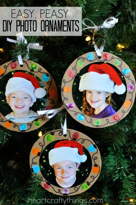 Make these DIY Christmas Photo Ornaments at home to give to grandparents or in the classroom for a present for Mom or Dad. Christmas Photo Ornaments, Diy Photo Ornaments, Diy Christmas Photo, Present For Mom, Christmas Crafts For Kids To Make, Photo Christmas Ornaments, Decoration Photo, Christmas Crafts For Gifts, Preschool Christmas