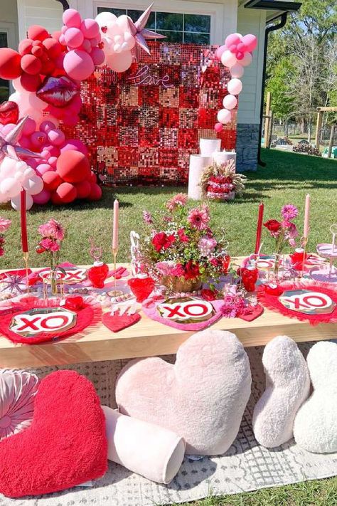 Valentine Party Centerpieces, Vday Table Decor, Xoxo Birthday Party Ideas, Valentines Party Decorations Table, Galentines Party Tablescape, Valentine’s Day Birthday Party Ideas, Valentines Table Setting Ideas, Valentine Day Birthday Party Ideas, Heart Party Ideas