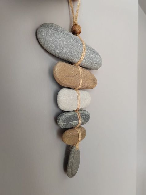 Rock Art Ideas River Stones Diy Projects, Rock Display Ideas Diy, Beach Rocks Crafts, Stone Wall Decor, Rock Collection Display, Rock Wall Art, Rock Crafts Diy, Wrapped Rocks, Rock Projects