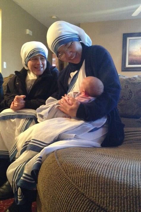 Sisters of Charity Consecrated Life, Missionaries Of Charity, Saint Teresa Of Calcutta, Nuns Habits, Monastic Life, In My Arms, Saint Teresa, Navy Wife, Bride Of Christ