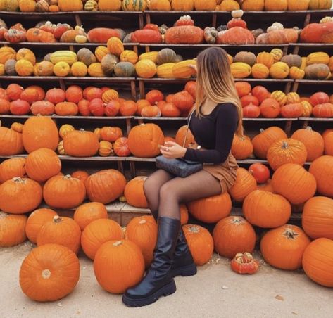 Pumpkin Farm Outfit, Pumpkin Patch Instagram Pictures, Pumpkin Patch Photo Ideas, Pumpkin Patch Outfit Ideas, Aesthetic Pumpkin Patch, Pumpkin Patch Aesthetic, Pumpkin Patch Outfits, Pumpkin Inspo, Patch Aesthetic