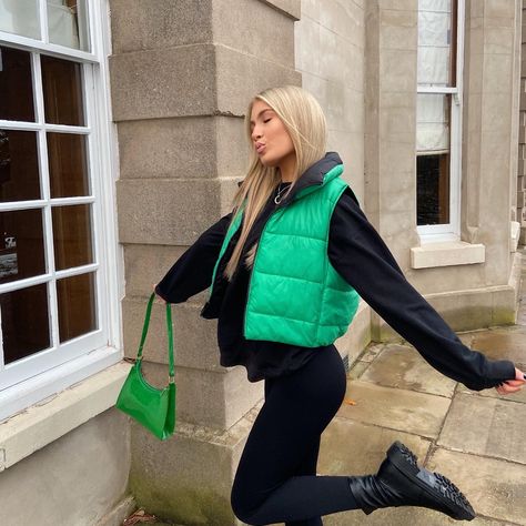 Gilet Street Style, Kelly Green Puffer Vest Outfit, Zara Winter 2022, Green Gilet Outfit, Green Puffer Vest, Vest Coat Outfits For Women, Green Puffer Vest Outfit, Winter Nyc Outfits, Gilet Outfit Women