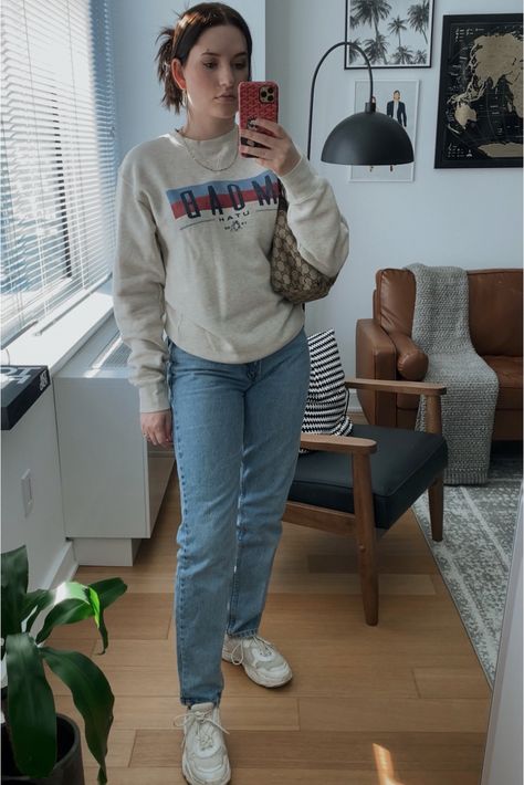 Girl taking a mirror selfie wearing a cream colored crew neck sweatshirt with blue and red writing on it, mom jeans, and white sneakers Sweatshirt Mom Jeans Outfit, Crew Neck Mom Jeans Outfit, White Air Force Ones, White Air Forces, Sweatshirt Crewneck, Air Force Ones, Jeans White, Casual Sweatshirt, Air Force