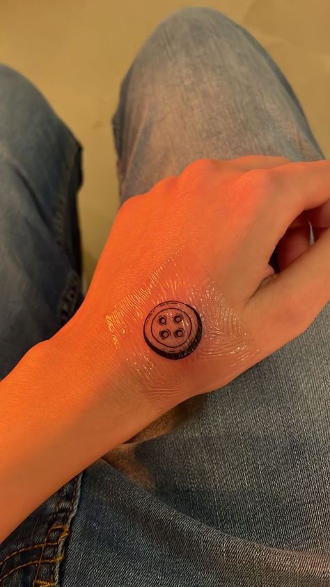 Melanie Martinez Tattoo Ideas, Illusion Tattoo, Coraline Tattoo, Button Tattoo, Tim Burton Tattoo, Optical Illusion Tattoos, Illusion Tattoos, Eyes Tattoo, Optical Illusion Tattoo