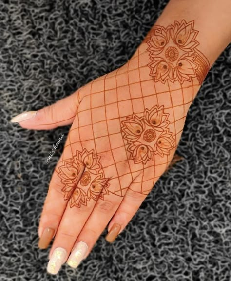 Henna Beginners, Mehendi Practice, Leg Mehendi Design, Henna For Beginners, Unique Henna, Simple Mehendi, Full Mehndi, New Bridal Mehndi Designs, Mehndi Designs Bridal