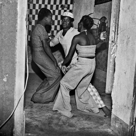 “The Makossa dancers”, taksn by Sanlé Sory who documented Burkino Faso’s youth and party culture in the 70s. West African Countries, Black Cab, Blues Artists, Black Platform Shoes, Ford Fairlane, Music Dance, Youth Culture, White Image, Couple Posing