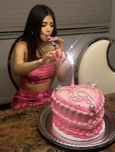 Birthday gurl 20th Birthday Outfit Ideas, Latina Wallpaper, Latina Dress, Latina Vibes, Latina Makeup Looks, Latina Aesthetic, Dress Outfits Party, Cheryl Blossom Riverdale, Pretty Pens