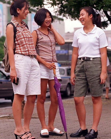 Fateme, [Jun 23, 2020 at 06:54] Seoul street style in the late 1990's 😍♥️ 90s Asian Fashion, Korea Street Style, South Korea Fashion, Korean History, Asian Street Style, 20s Fashion, Korea Fashion, Figure Model, Retro Dress