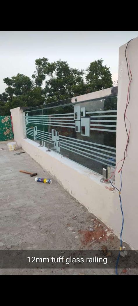 Reling Glass Iching, Tuffen Glass Railing Design, Railing Glass Etching Designs, Front Balcony Glass Design, Balcony Railing Design Modern Glass, Etching Glass Design For Balcony, Balcony Railing Design Modern, Glass Railing Design, Reling Design