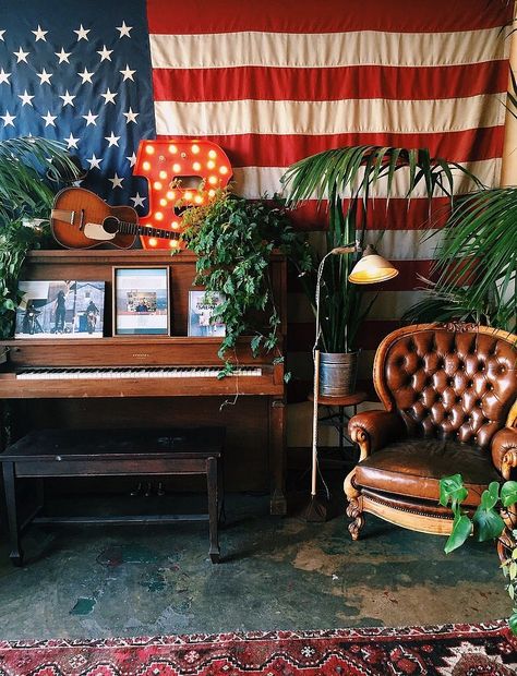 Mixing Classic and Cool | piano with marquee light, tufted leather chair and American flag American Flag Room, Hipster Room, Tufted Leather Chair, Hipster Decor, Hipster Bedroom, Hipster Home Decor, Hipster Home, Unique Interior Design, Americana Decor