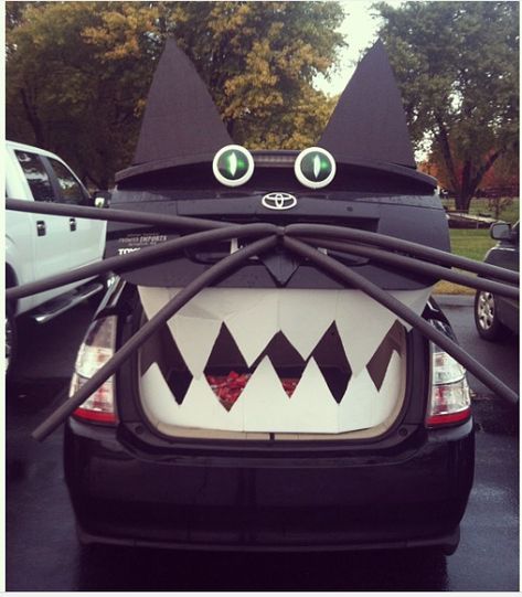 40 of the best Trunk or Treat Ideas - A girl and a glue gun Trunk Or Treat Ideas, Dekorasi Halloween, Hallowen Ideas, Treat Ideas, Trunk Or Treat, Theme Halloween, Halloween Fashion, Samhain, Hallows Eve