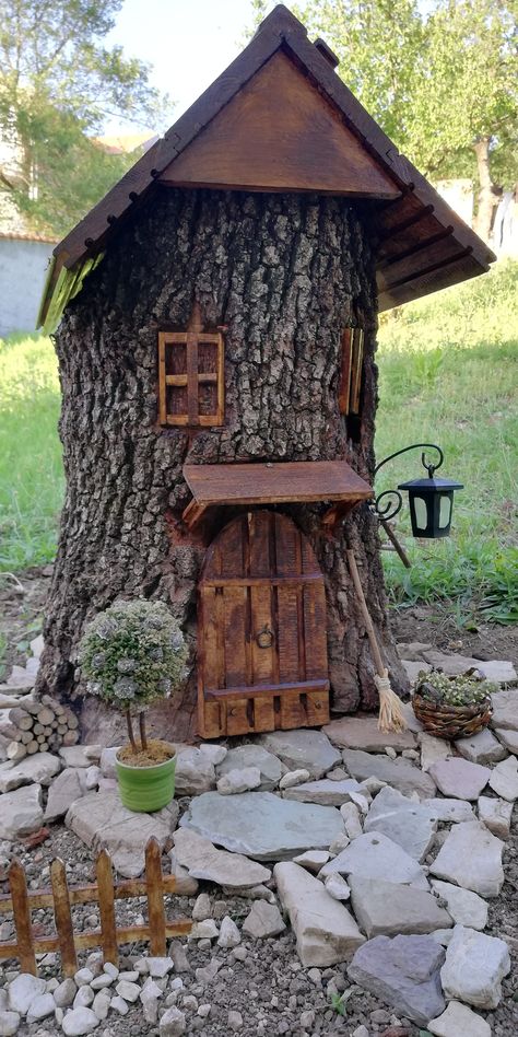 Things To Do With Tree Stumps Diy Projects, Fairy House Stump, Fairy Stump House Ideas, How To Make A Gnome Garden, Fairy Tree Stump House, Tree Trunk Gnome House, Gnome Tree House, Rustic Fairy Garden, Fairy Garden Display Ideas