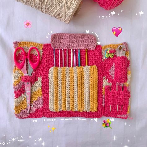 a cute and practical crochet hook case to place all your materials in one💗 Crochet Hook Holder Pattern, Crochet Hook Case Free Pattern, Crochet Needle Case, Crochet Hook Bag, Diy Crochet Hook, Crochet Hook Storage, Crochet Pencil Case, Crochet Hook Holder, Beau Crochet