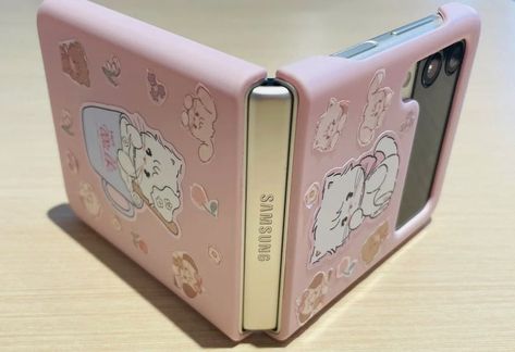 Samsung Flip Phone, Samsung Zflip3, Flip Phone Aesthetic, Samsung Flip, Unusual Pictures, Pink Galaxy, Random Items, Visually Pleasing, Flip Phone Case