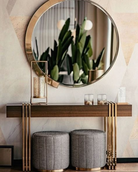 Console Entrance, Brass Console, Entrance Hall Decor, Hall Entrance, Crown Drawing, Console Furniture, Console Table Decorating, Mirrored Console Table, Wooden Console Table