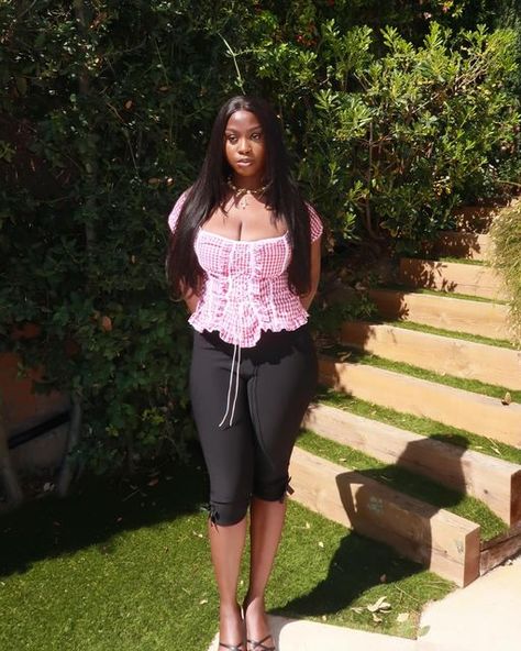 Taiwo owoyele on Instagram: "last set of barce pics 💌☀️⛰️🌊🇪🇸" Grandma Jeans, Love In London, Posh And Becks, Tropical Girl, Vintage Trends, Style Steal, Boho Girl, Summer Styles, Red Gingham