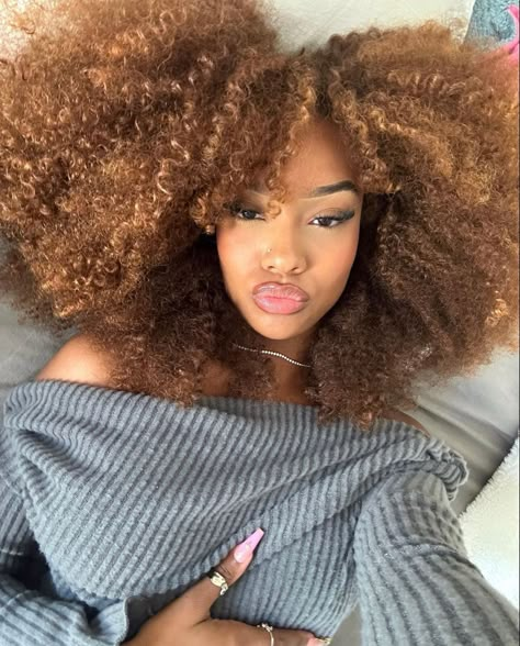 Blk Women, Honey Brown Hair, Brown Hair Inspo, Dyed Hair Inspiration, Colored Curly Hair, Pelo Afro, Dyed Natural Hair, Honey Blonde Hair, Beautiful Curly Hair