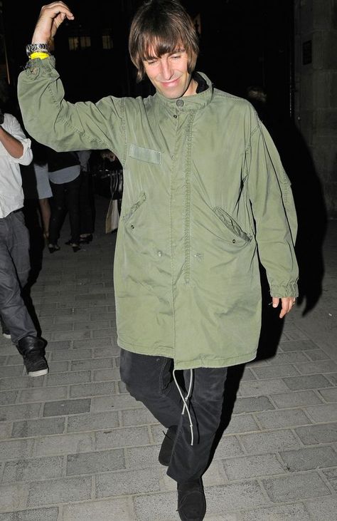 Liam Liam Gallagher Parka, Liam Gallagher Style, Parka Outfit Men, Oasis Style, Parka Outfit, Liam And Noel, Oasis Band, Green Parka, Fishtail Parka