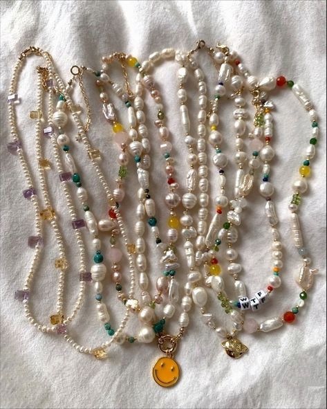 Colorful Pearl Jewelry, Stacked Beaded Necklaces, Homemade Jewelry Ideas, Diy Necklace Ideas, Pearl Necklace Diy, Diy Pearl Jewelry, Pearl And Bead Necklace, Seni Resin, Beaded Pearl Necklace