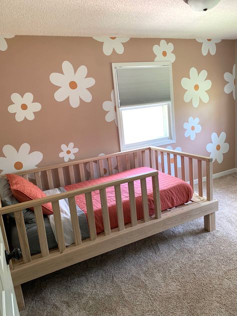 Diy Painted Daisy Wall, Daisy Wall Stencil, Diy Daisy Wall Decor, Daisy Wall Mural Diy, Daisy Wall Paint, Daisy Room Decor Ideas, Daisy Wall Nursery, Daisy Accent Wall Nursery, Daisy Themed Room