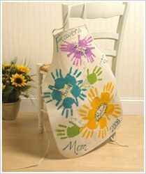 Mother's Day Apron Hand Print Flowers, Craft Apron, Printed Aprons, Mothers Day Crafts, Grandparents Day, Sewing Gifts, Mother And Father, School Crafts, Creative Gifts