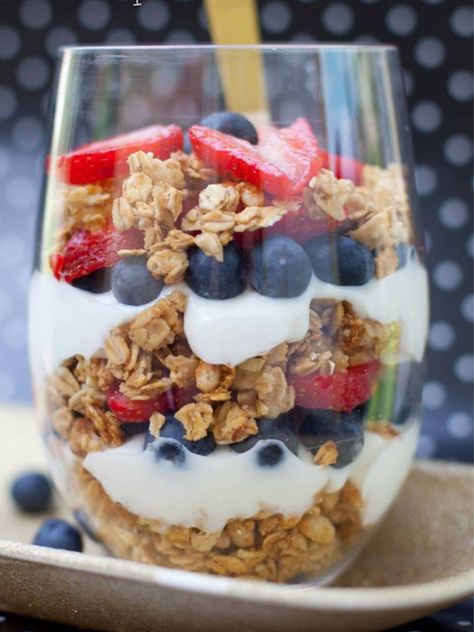 Healthy Yogurt Parfait, Fruit Parfaits, Yoghurt Parfait, Fruit Yoghurt, Healthy Parfait, Fruit And Yogurt Parfait, Fruit And Yogurt, Yogurt Granola, Yogurt Parfaits