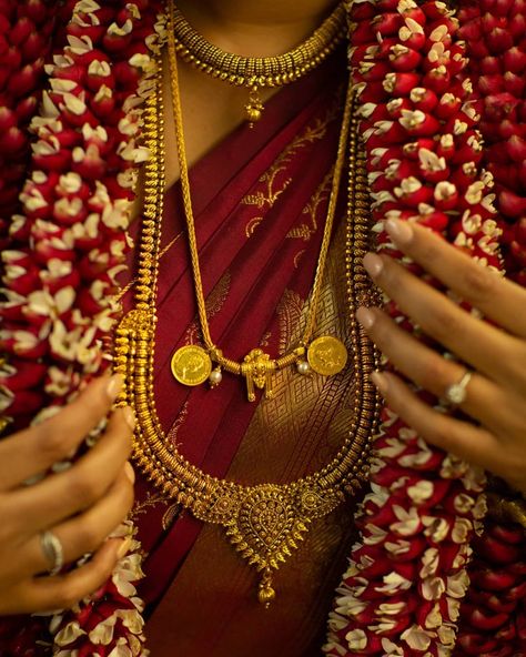 Jewellery by @gemsbyabi Photo by @vicvillegas.photography  #wedding #weddingsaree #thaali  #thaalimoment #tiethethaali #sareedraping #bridalsaree #dayofthewedding #marriage #asianbride #asianwedding #southasianbride #bridaljewellery #gemsbyabi #weddingphotography Thaali Kodi Designs Gold, Tamil Thali Design, Thaali Chain Designs Gold Tamil, South Indian Mangalsutra Designs, Thaali Design, Tamil Jewellery, Hindu Tamil Wedding, Tamil Weddings, South Indian Wedding Jewelry