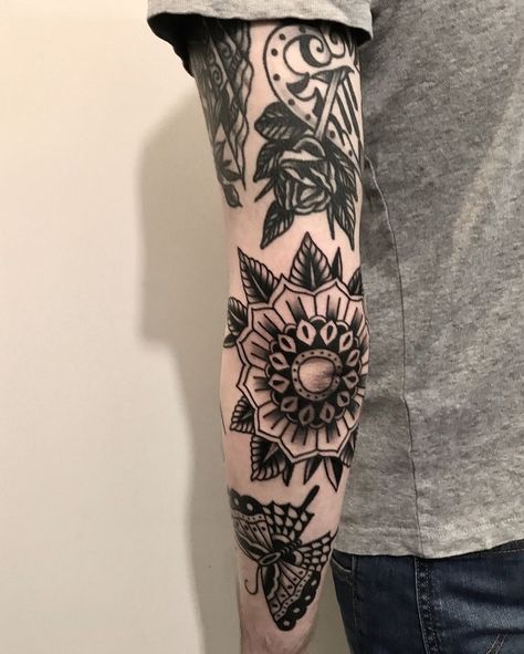 Traditional Tattoo Elbow, Traditional Mandala Tattoo, Tato Mandala, Tato Tradisional, Black And White Tattoo, Traditional Black Tattoo, Elbow Tattoo, Books Open, Traditional Tattoo Sleeve