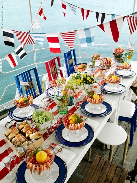 boat dining, not that I have boat to do this but maybe a great party idea for the boys when they are in their teens at a beach or on a rental boat? Fourth Of July Tablescapes, Clam Bake, Yacht Party, Party Deco, Nautical Party, Pretty Tables, Nautical Wedding, 4th Of July Party, July Party