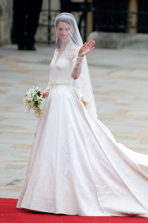 Princess Kate Wedding Dress, Wedding Traditions Explained, Vestidos Kate Middleton, Alexander Mcqueen Wedding Dresses, Kate Wedding Dress, Kate Middleton Wedding Dress, Wedding Outfits For Family Members, Düşes Kate, Middleton Wedding