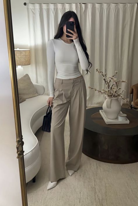 Basic University Outfits, Work Fits Women, Basic Top Outfit, Beige Pants Outfit, University Outfits, White Pants Outfit, Neat Casual Outfits, University Outfit, Classy Fits