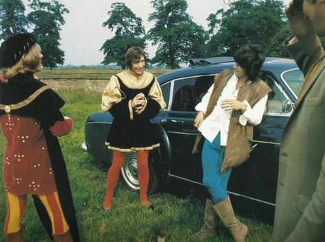 1967 (65 thru 69) - Adventure Through Inner Space — Rolling Stones - Beggars Banquet photo sessions -... Woodstock Costume, Medieval Revival, Beggars Banquet, Modern Medieval, Unisex Looks, Medieval Aesthetic, Charlie Watts, Medieval Times, Medieval Fashion