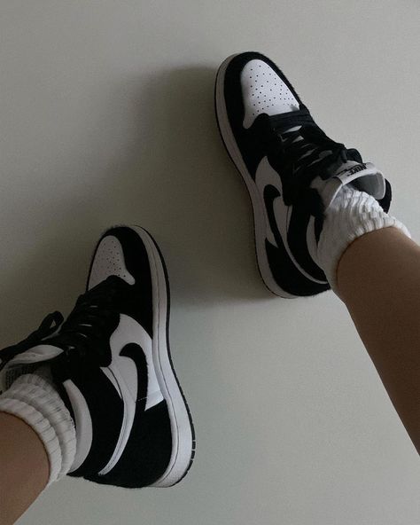 Kim Duong | Germany-Stuttgart on Instagram: “🐼” Air Jordan 1 Black And White, Gold Basketball Shoes, Nike Lunar Force, Dr Shoes, Dream Fashion, Jordan Shoes Girls, Nike Shoes Jordans, Nike Air Shoes, Air Force One