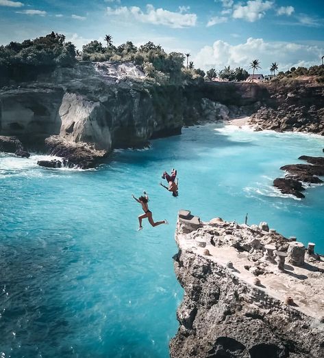 Cliff Jumping in Nusa Ceningan island 🌊🌊🌊 Photograph @nickpescetto @giuliacalcaterra ➖➖➖➖ Nusa Ceningan Island is the smallest among Bali’s… Nusa Ceningan, Cliff Jumping, Cliff Diving, Disney Instagram, Ulsan, Bali Travel, Blue Lagoon, Blue Water, Beach Club