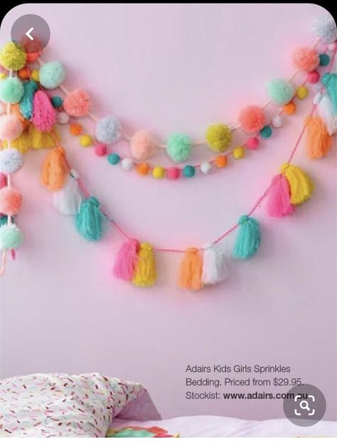 Cute Bunting Ideas, Koti Diy, Pom Garland, Pom Pom Crafts, Diy Garland, Hand Crafted Furniture, Diy Home Crafts, Bed Room, Yarn Crafts