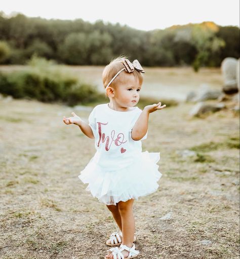 Two Year Old Photo Shoot, 2 Year Pictures, Girl Photoshooting Ideas, Girl Photoshooting, Photoshooting Ideas, 2nd Birthday Photos, Flower Photoshoot, Old Photography, Two Year Olds