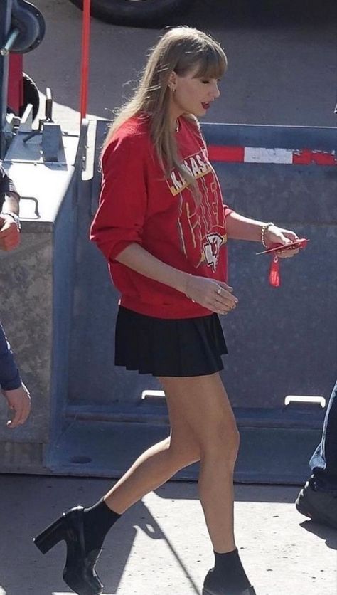 Taylor Swift Casual, Taylor Swift Street Style, Loafer Pumps, Fall Shoe, Taylor Outfits, The Power Of Words, Chiefs Game, Power Of Words, Estilo Taylor Swift