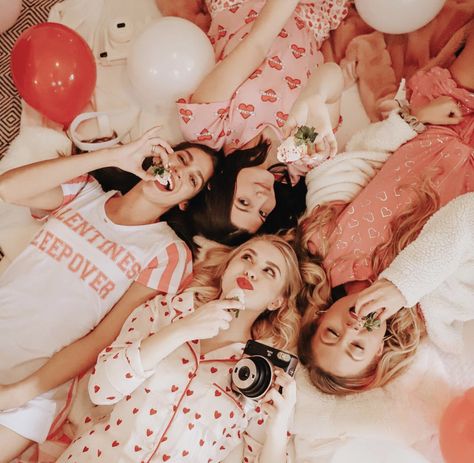 Slumber Party Photoshoot Ideas, Pajama Party Photoshoot, Sleep Over Photoshoot, Pajama Photoshoot Photo Ideas, Pj Photoshoot Photo Ideas, Slumber Party Photoshoot, 90s Sleepover, Mimosa Cart, Sleepover Photoshoot