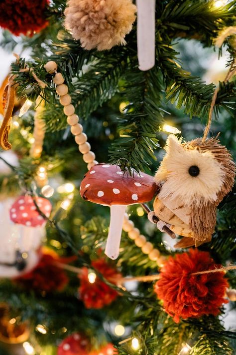 Cottage Core Christmas, Woodland Christmas Decor, Mushroom Ornaments, Mushroom Christmas, Woodland Christmas Tree, Christmas Tree Inspiration, Woodland Christmas, Christmas Inspo, Wallpaper Iphone Christmas