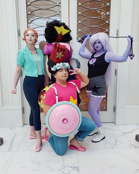 Congrats to Steven Universe for winning a #glaadawards ! What is your favorite Steven Universe episode? ⭐️ Steven Universe Cosplay Steven, Steven Cosplay Universe, Steven Universe Halloween Costumes, Matching Cosplays, Steven Universe Halloween, Steven Universe Costume, Su Cosplay, Steven Universe Cosplay, Perla Steven Universe