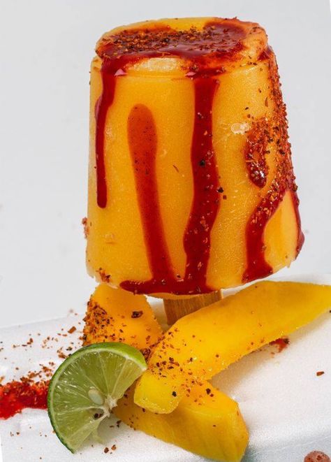 Paleta d hielo mango Dessert Nachos, Mexican Sweets, Mexican Treats, Mexican Snacks, Mexican Dessert, Popsicle Recipes, Dessert Drinks, Mexican Dishes, Frozen Treats