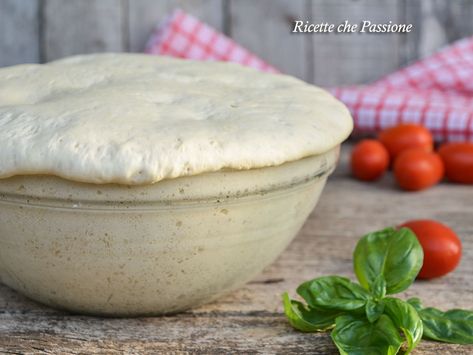 Impasto pizza, ricetta base, pizza perfetta con lievito di birra anche in poche ore, ma non con un cubetto di lievito di birra, ne bastano 8 grammi, lasciamo lievitare in un angolo caldo, così in poco tempo avremo una pizza perfetta, molto più digeribile, ma se potete aumentate i tempi e riducete ancora il lievito. Impasto Pizza, Focaccia Pizza, Pasta Per Pizza, Savory Recipes, Recipe Steps, Pizza Bread, Pizza Pasta, Homemade Pizza, Amazing Food