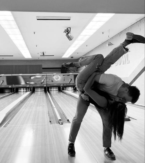 Couple Photos Posing Bowling Candid Boyfriend Girlfriend Cute Bowling Photoshoot Couple, Bowling Date Outfit Ideas, Couple Bowling Pictures, Couple Bowling Aesthetic, Bowling Alley Photoshoot Couples, Couples Bowling Pics, Bowling Engagement Photos, Bowling Alley Photoshoot With Friends, Bowling Date Aesthetic