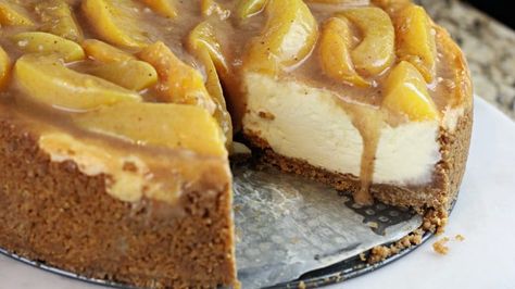 Peach Cobbler Cheesecake {How to Video} - Whip it like Butter Peach Cobbler Topping, Cheesecake Peach, Cheesecake With Caramel Sauce, Cinnamon Apple Cheesecake, Peach Cobbler Cheesecake, Decadent Cheesecake, Peach Cheesecake, Caramel Sauce Recipe, Cobbler Easy